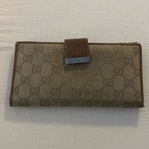 Gucci wallet many card spots & compartments